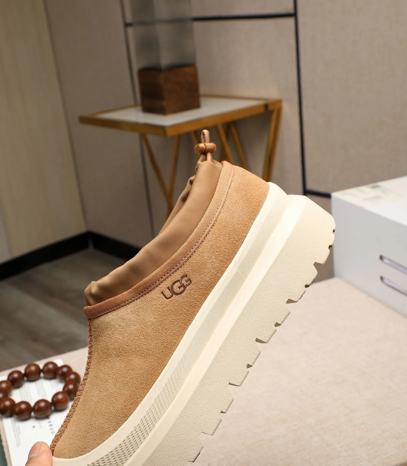Men's shoes 💰540 (same style for men and women) Please pay attention to the quality of the original order and compare the thickness of the wool 🏮🏮The popular UGG is from Australia's warm luxury brand men's shoes, the official website is synchronized, Beckham men's style..., made of imported first-layer waxed cowhide, waxed toe cap, Australian real wool velvet lining Carefully sewn...Imported rubber Martin boots outsoles (comfortable, soft and wear-resistant). I really like the quality..Exquisite workmanship. You won't be able to put it down at first sight. Sizes 35-44